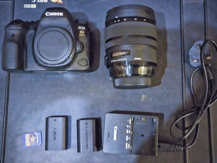Canon 6d mk2 sigma 24-70mm 64gb batteries & charger