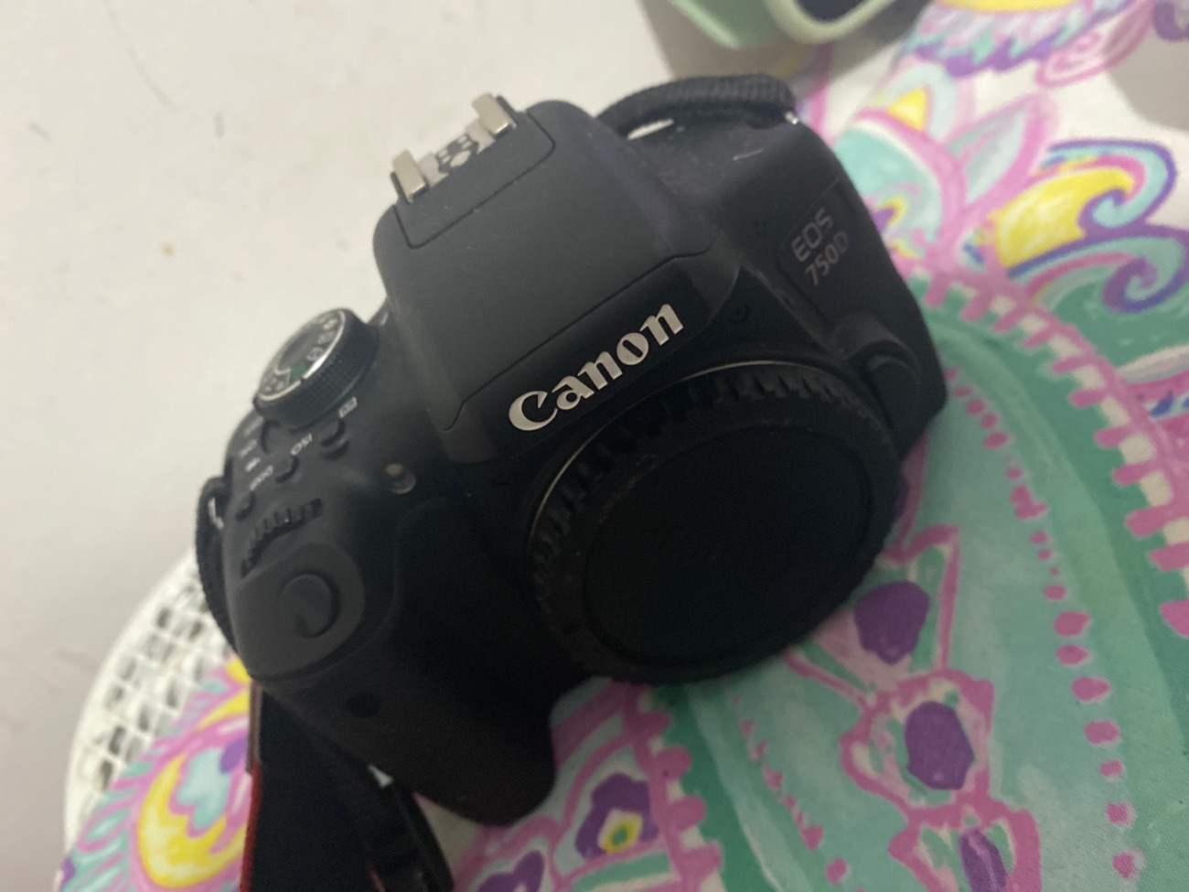 Canon 750d with 50mm lens cokes with 2 32gb memory card
