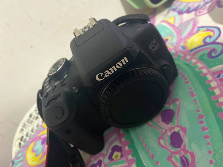 Canon 750d with 50mm lens cokes with 2 32gb memory card