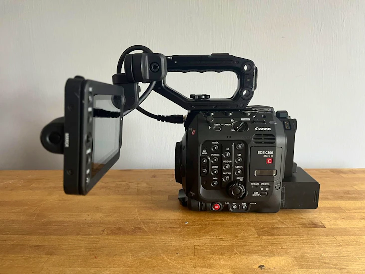 Canon c300 mark iii + 2x batts + 3x 512gb cards