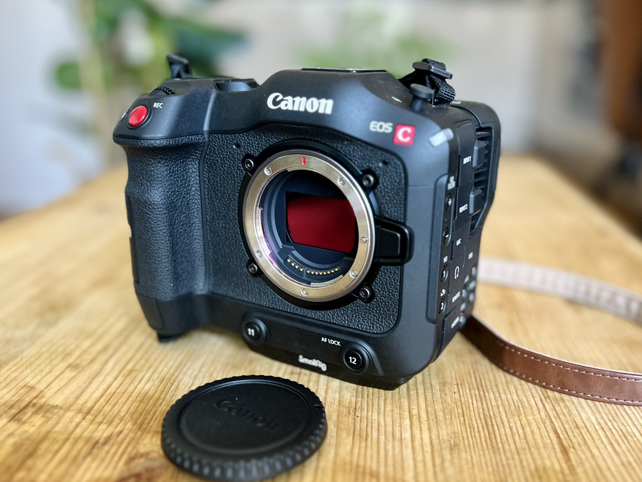 Canon c70 4k 12bit raw cine cam with len’s and tripod