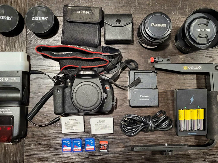 Canon dslr camera kit with 2 lenses & many accessories