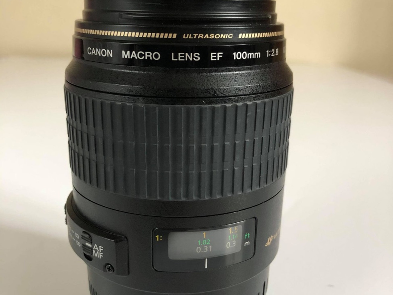 Canon ef 100mm f/2.8 macro usm lens