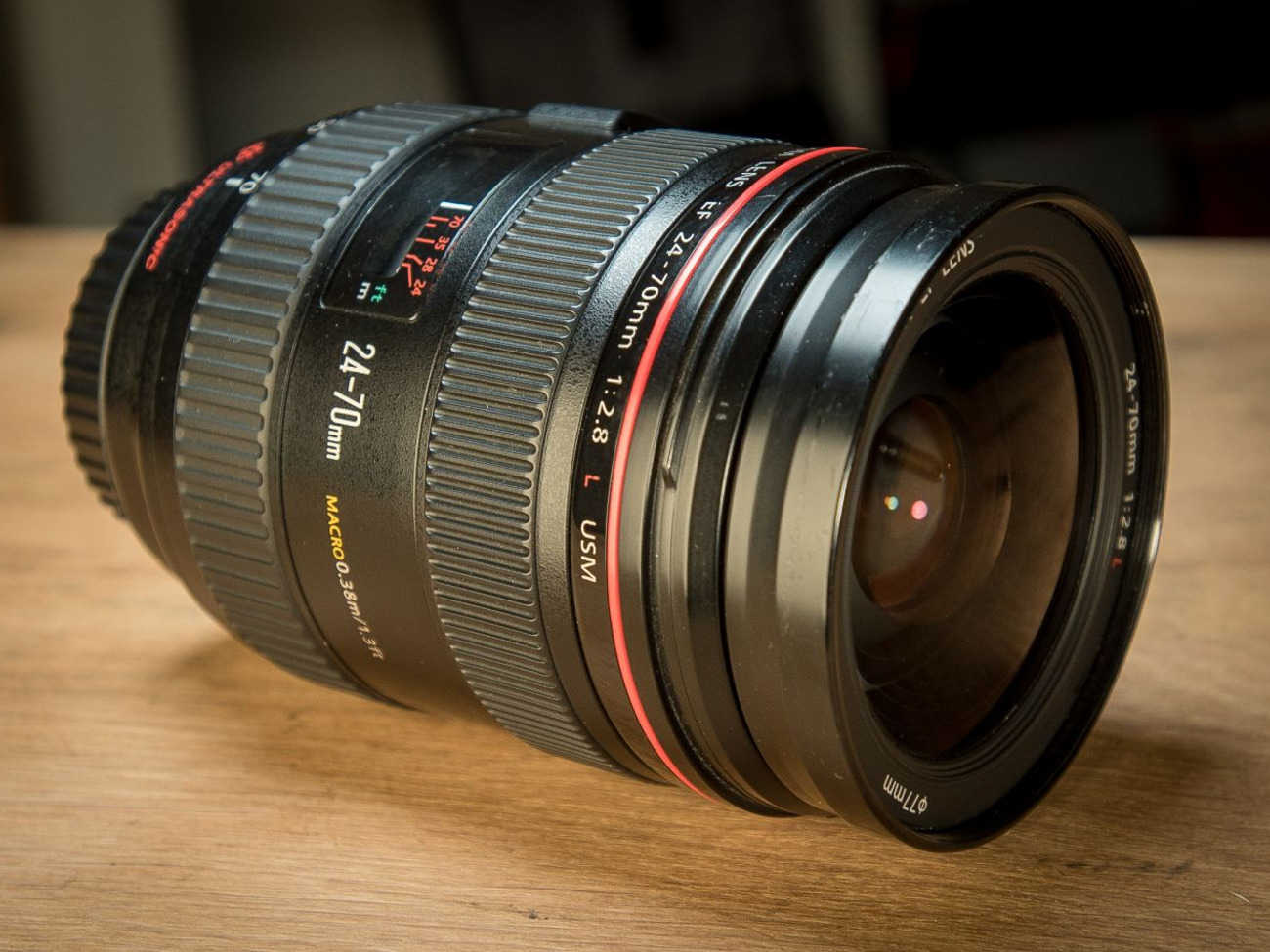 Canon ef 24-70mm f2.8 zoom lens