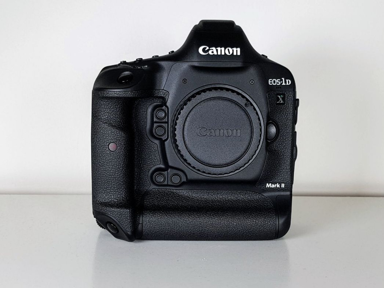 Canon eos 1dx mark ii (mk 2) + cfast 2.0 256gb + 2x batteries + charger + bag (no lens)