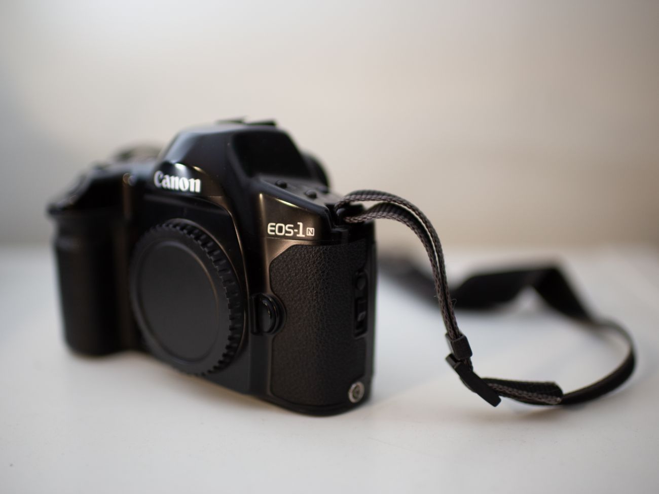 Canon eos 1n slr film camera (body only)