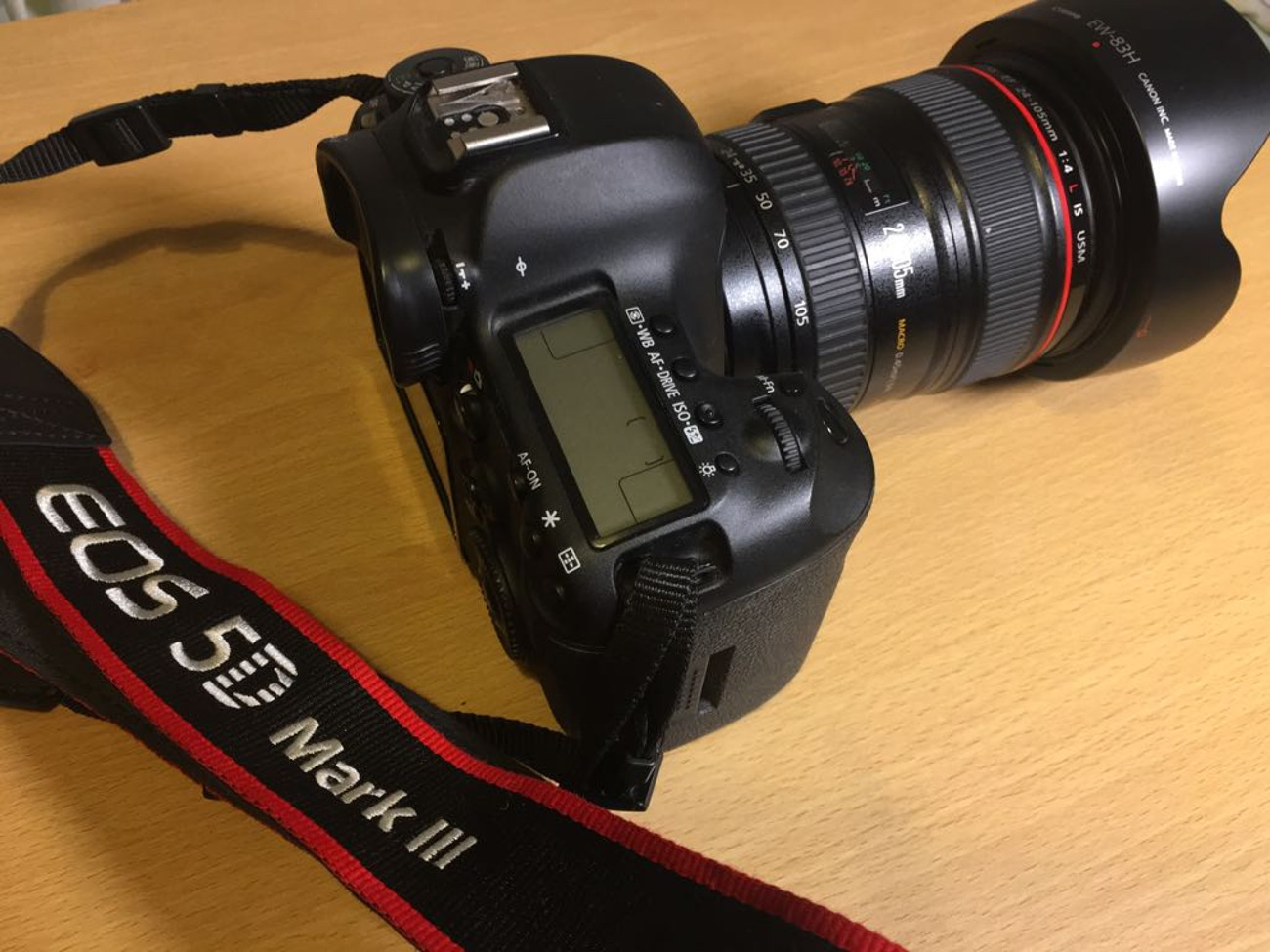 Canon eos 5d mark iii + 24 - 105 lens