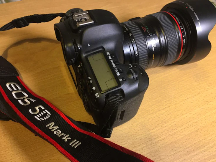 Canon eos 5d mark iii + 24 - 105 lens