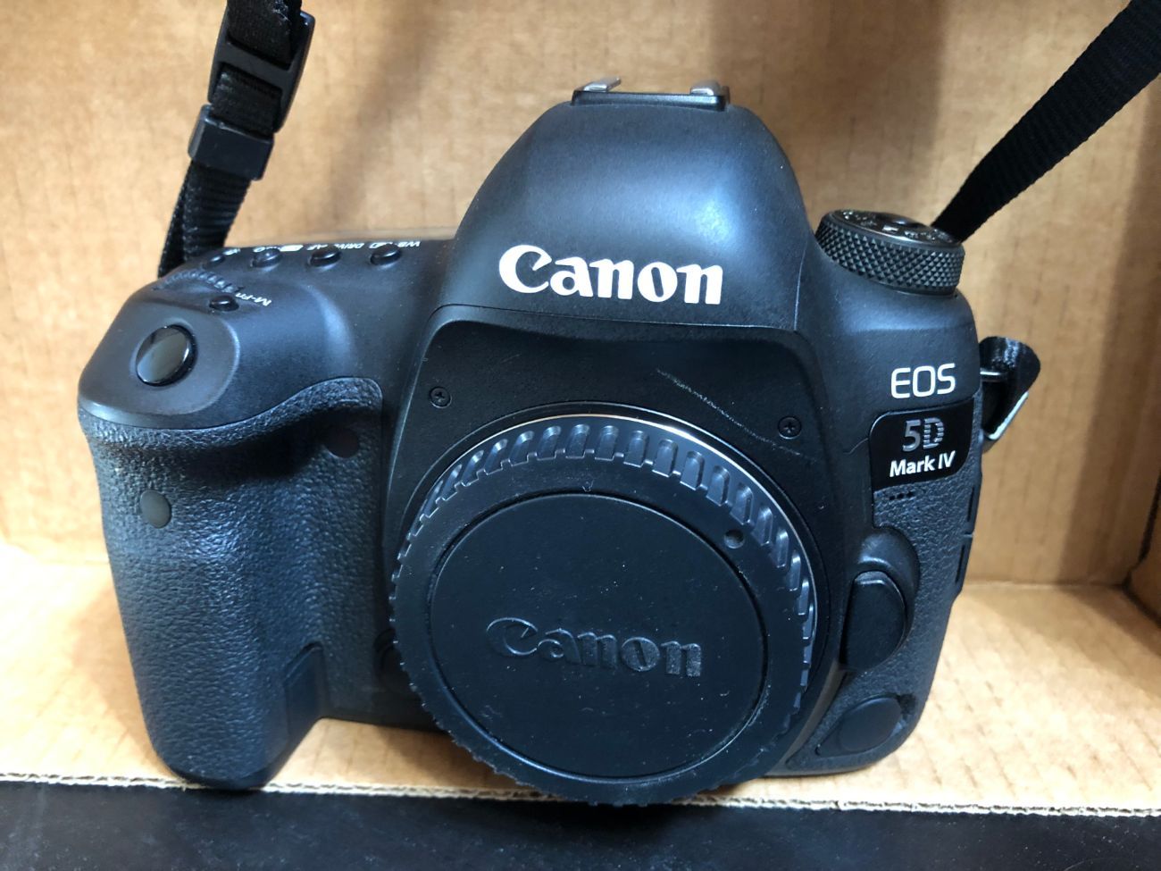 Canon eos 5d mark iv body + 2 batteries