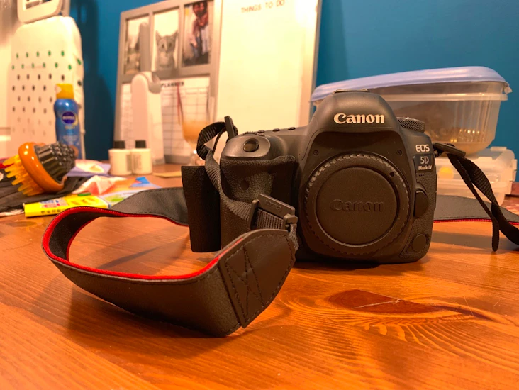 Canon eos 5d mark iv dslr camera with clog