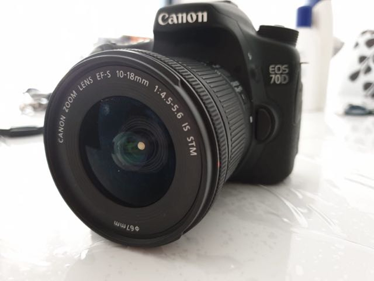 Canon eos 70d + 3 batteries and lens