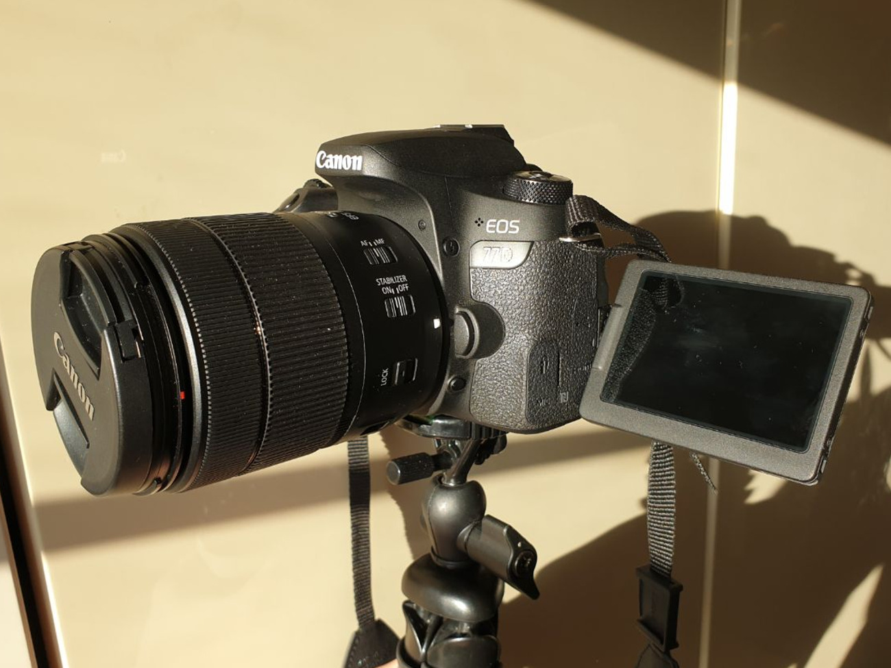 Canon eos 77d dslr + efs 18-135 is stm lens