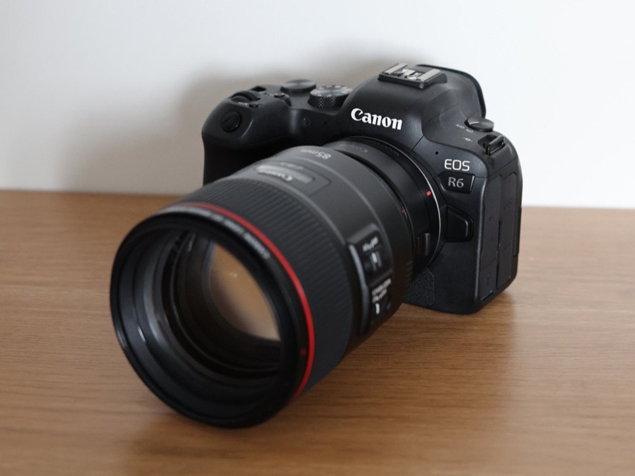 Canon eos r6 mirrorless camera with canon 85mm 1.4l is lens