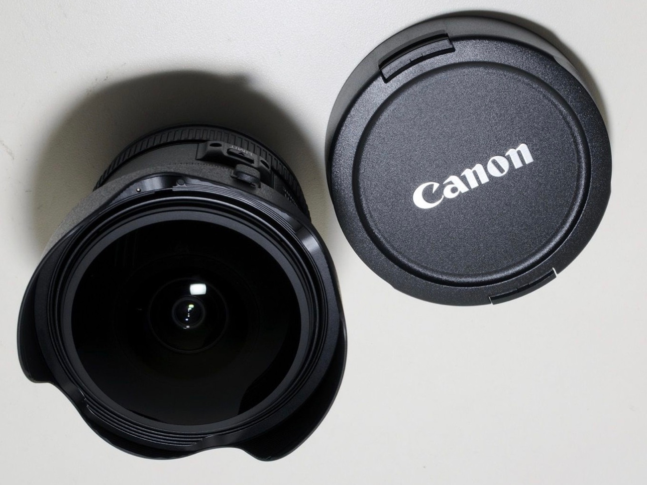 Canon l-series 8-15mm fisheye zoom lens 1:4 l usm 