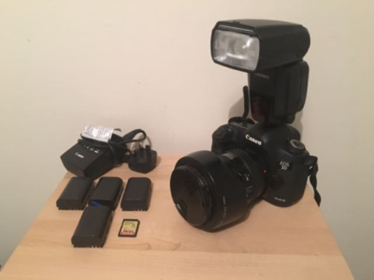 Canon mk iii + canon 24-105 lense + youngnuo flash