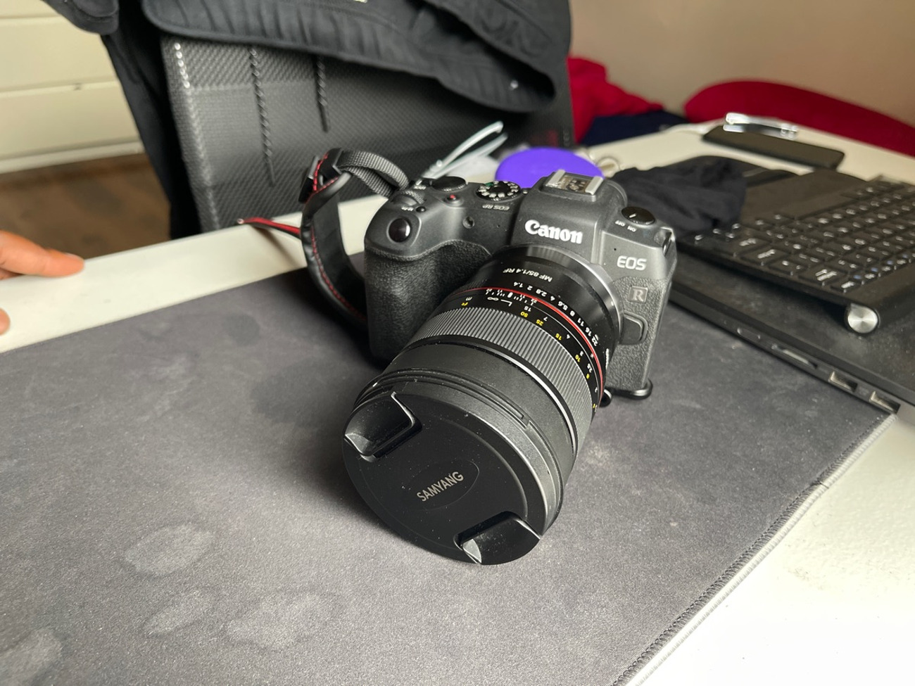 Canon rp mirrorless + samyang 85mm 1.4f + camera bag 