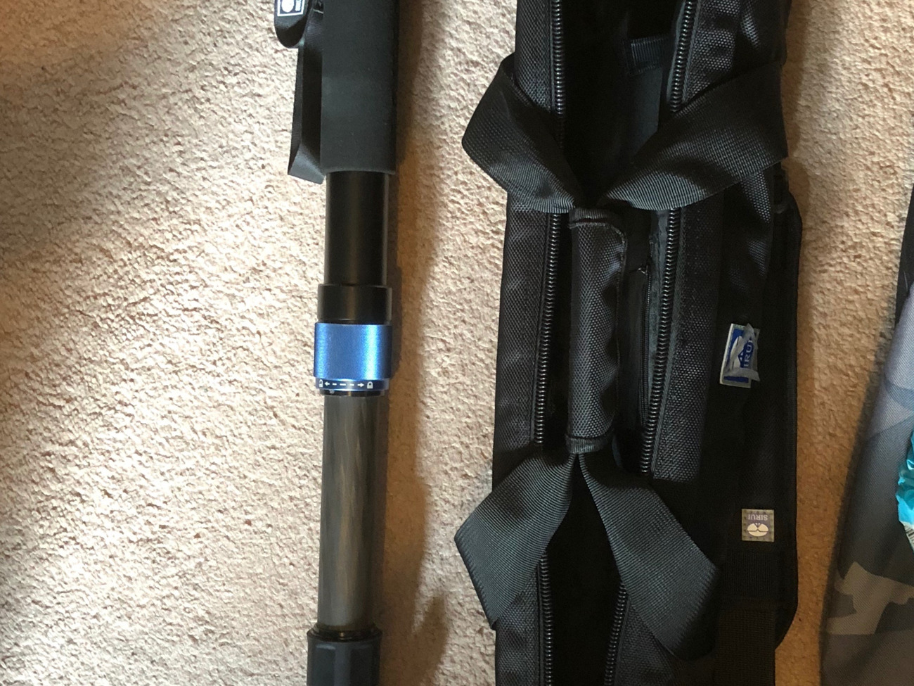 Carbon fibre monopod with support feet