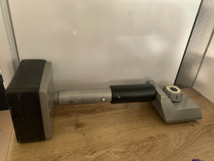 Carpet fitting knee kicker