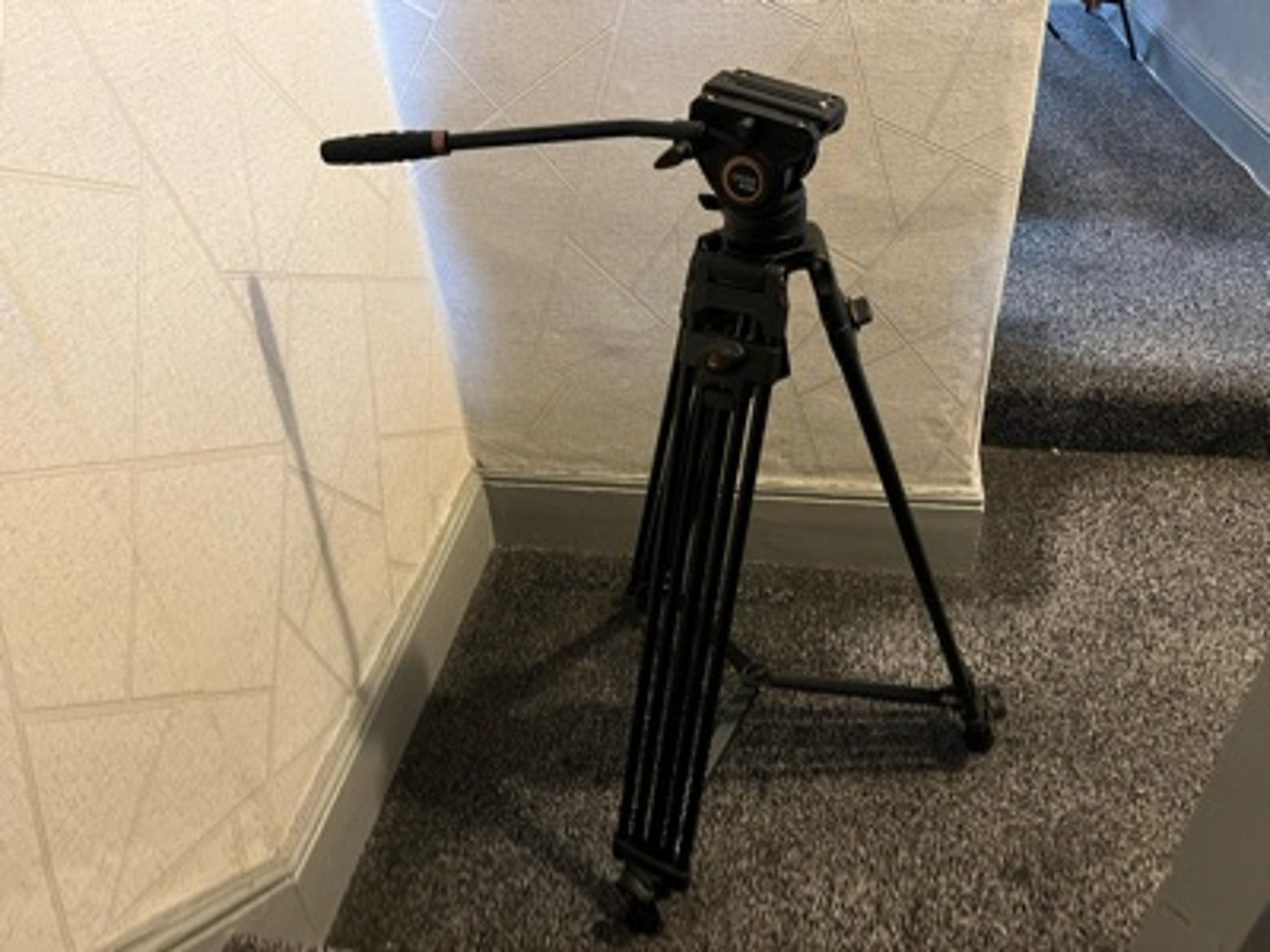 Cayer fluid head video tripod