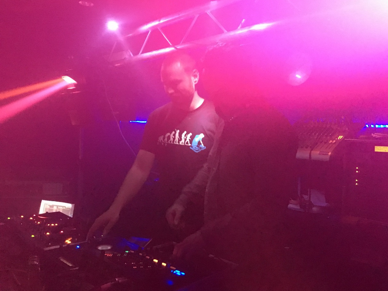 Cdj850s x 2 & djm800 mixer