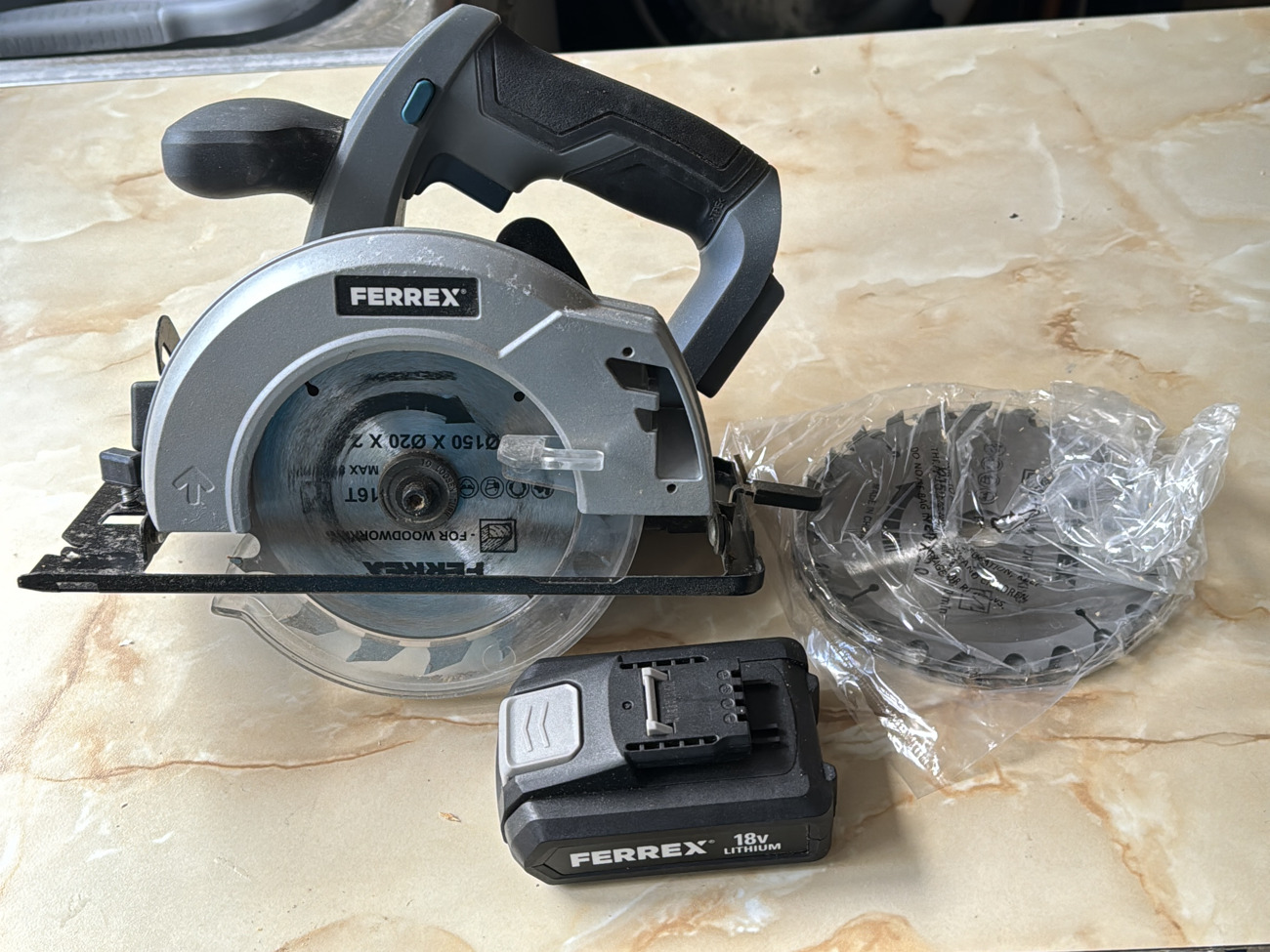 Circular saw cordless with 3 batteries 