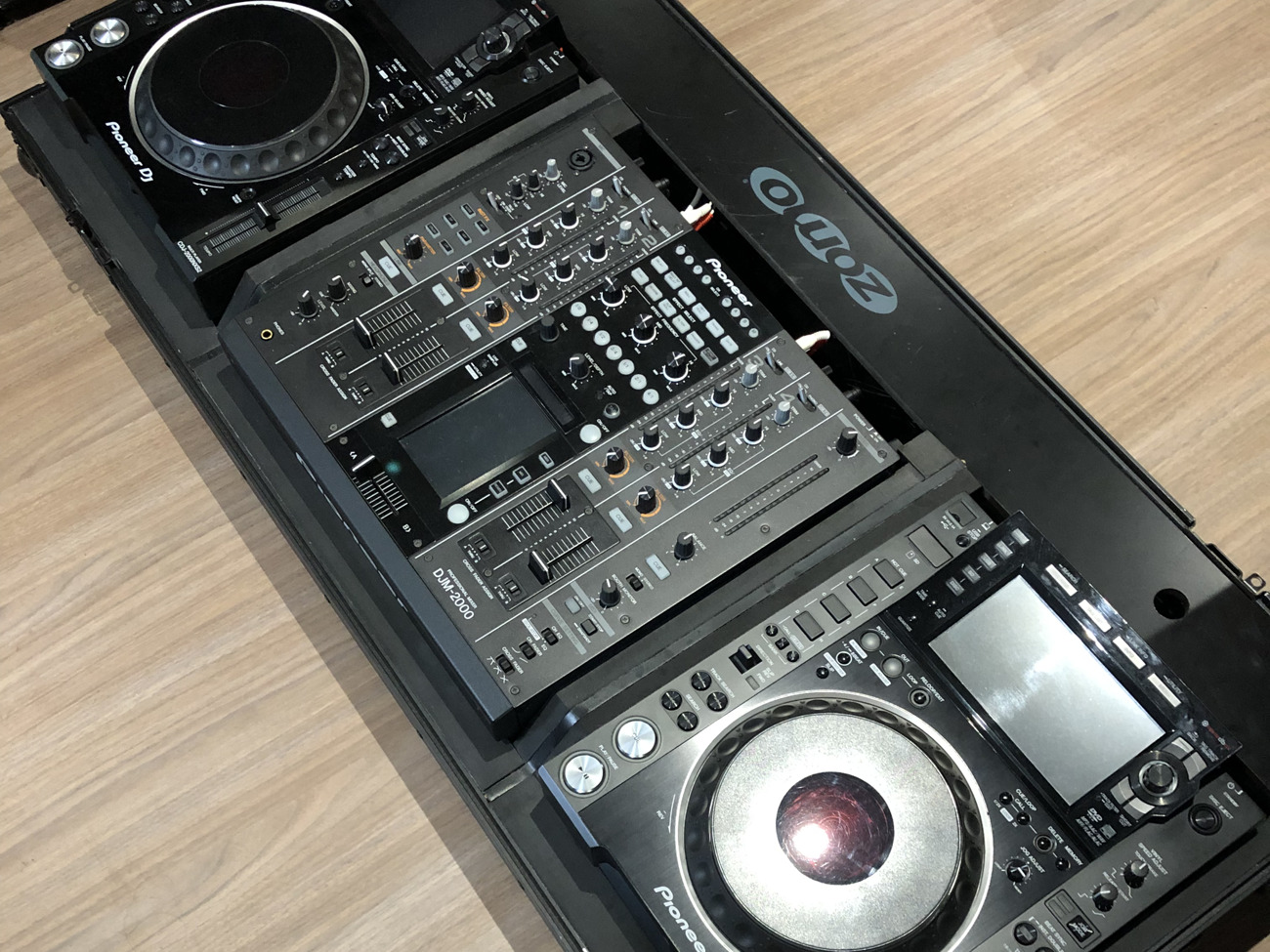 Full setup: 2x pioneer cdj 2000 nxs2 & djm-2000