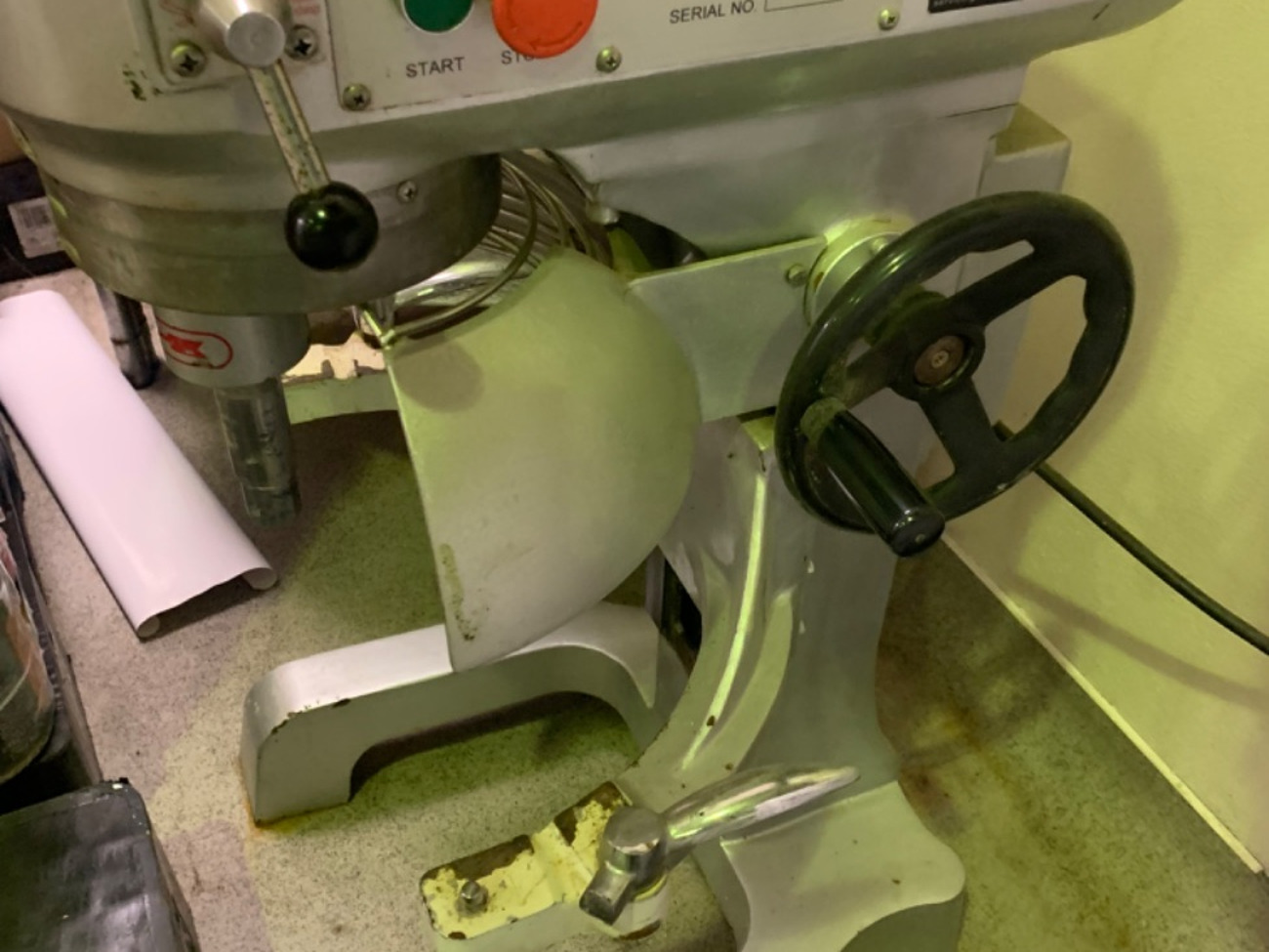 Commercial mixer with tips and 40lt pot