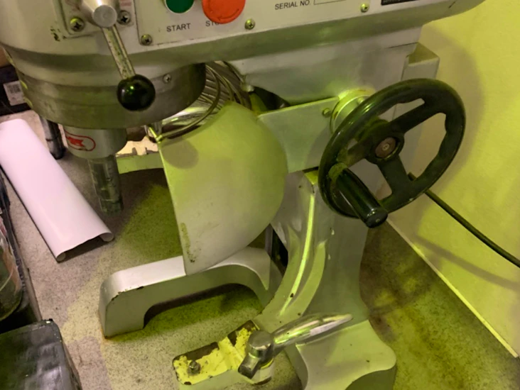 Commercial mixer with tips and 40lt pot