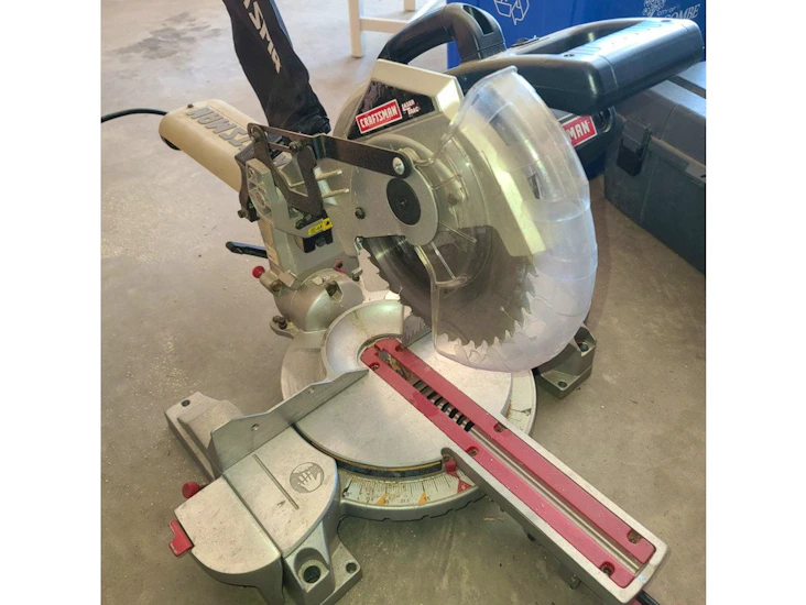 Compound mitre saw
