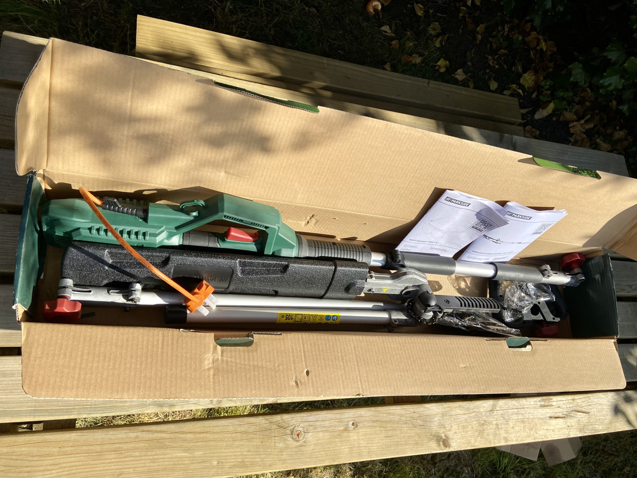 Corded long-reach hedge trimmer - 900w