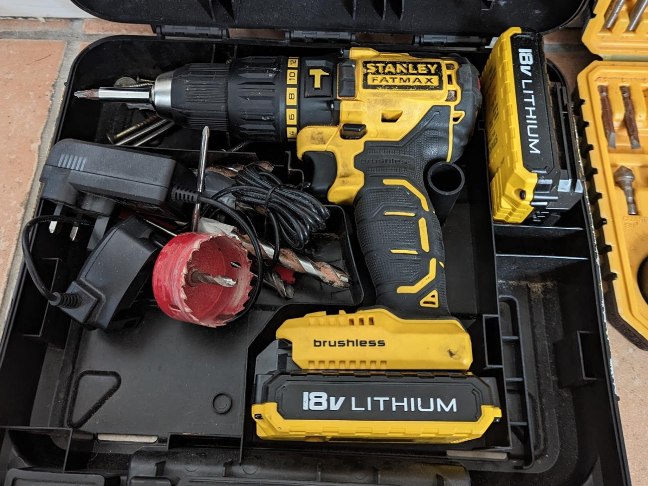 Cordless drill + drill bits 