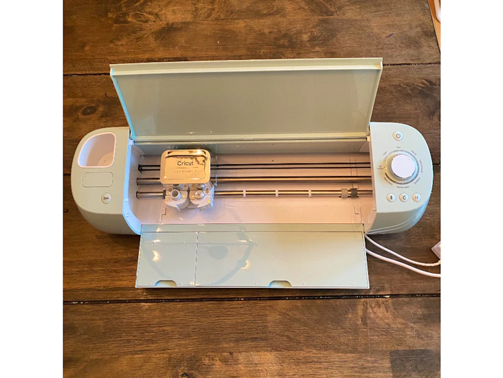 Cricut explore air 2, with all needed tools