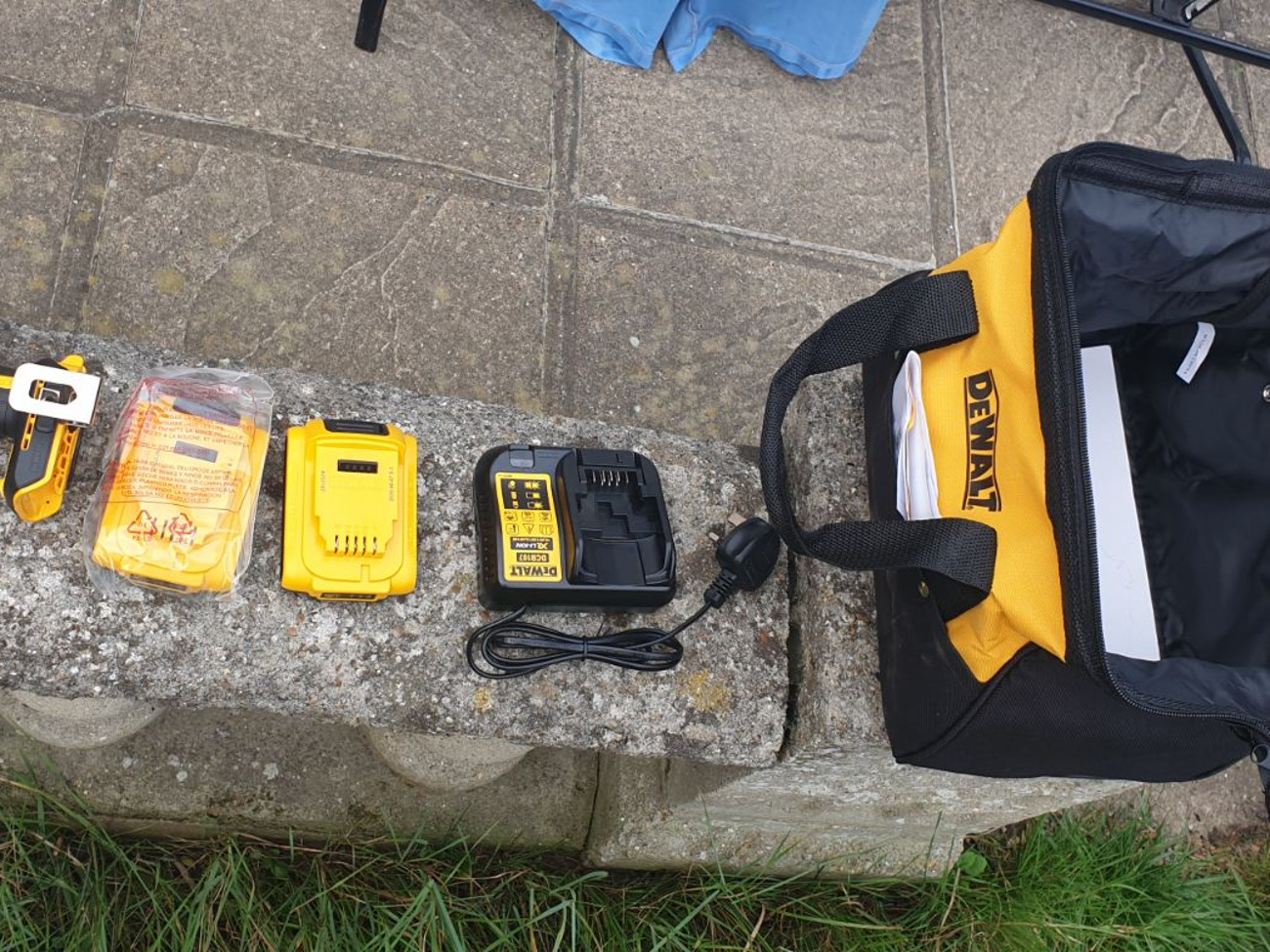 Dewalt cordless drill + extra rechargeable battery 