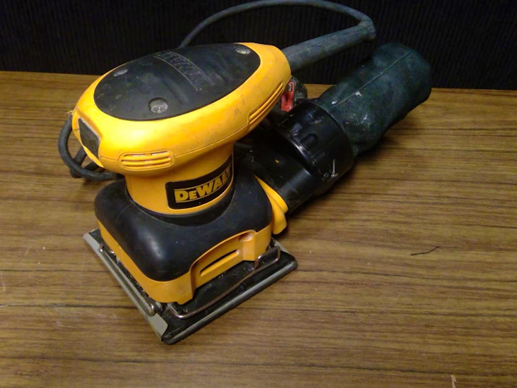 Sand something! with a dewalt orbital palm grip sander d26441 240v