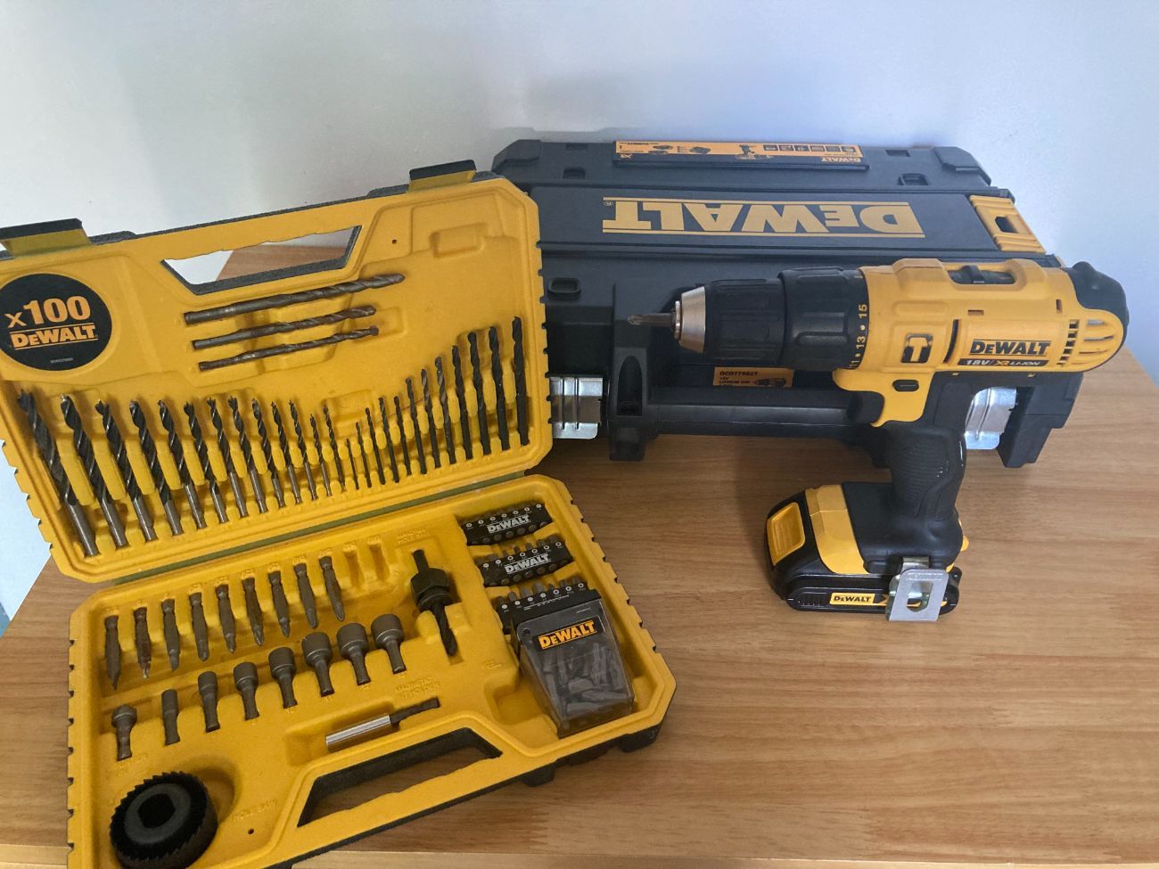 Dewalt drill + 100 drill bit set