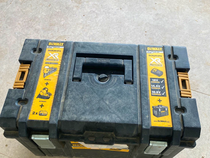 Dewalt first +second fix nail gun 18v