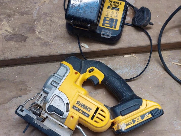 Dewalt jigsaw with blades and charger