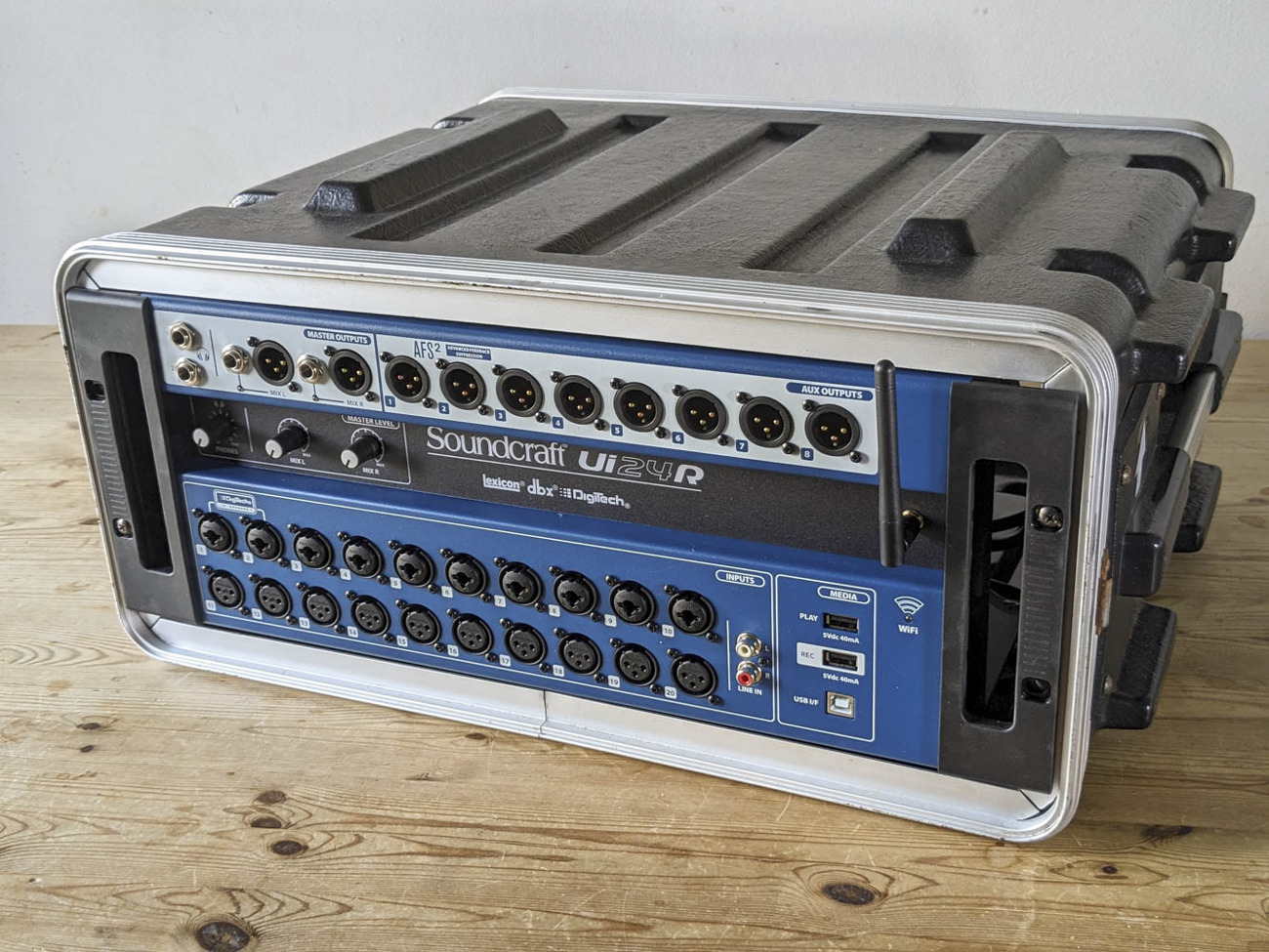 Digital mixing desk, soundcraft ui24r