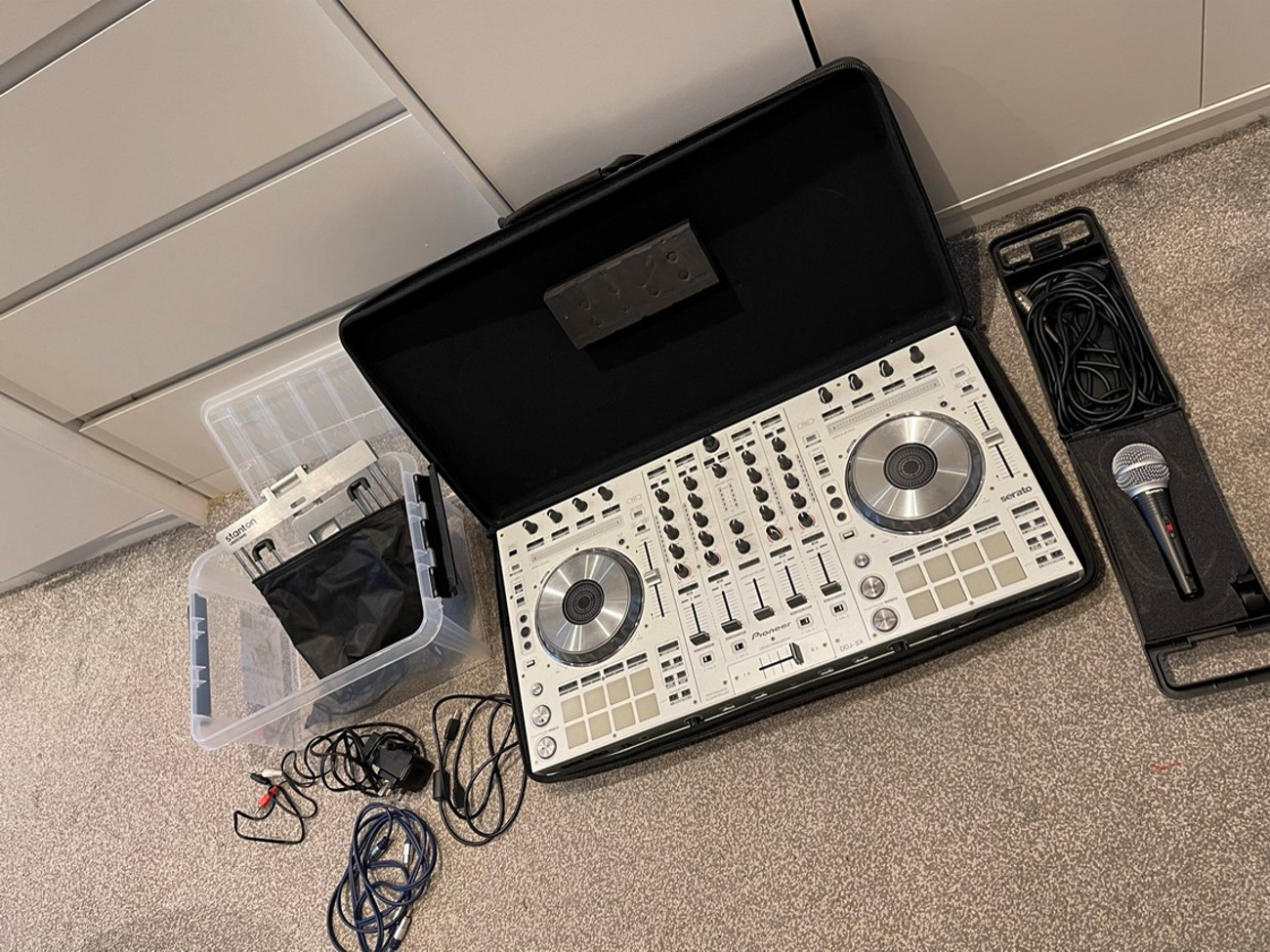Dj deck + extras: pioneer ddj-sx, microphone, laptop stand