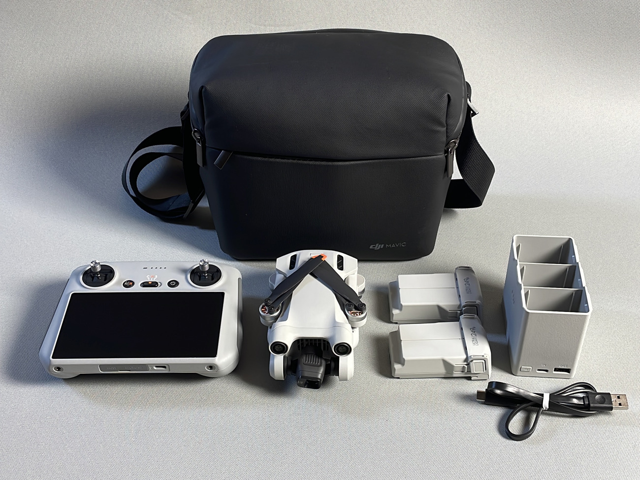 Dji mini 3 pro drone kit with smart controller (screen)