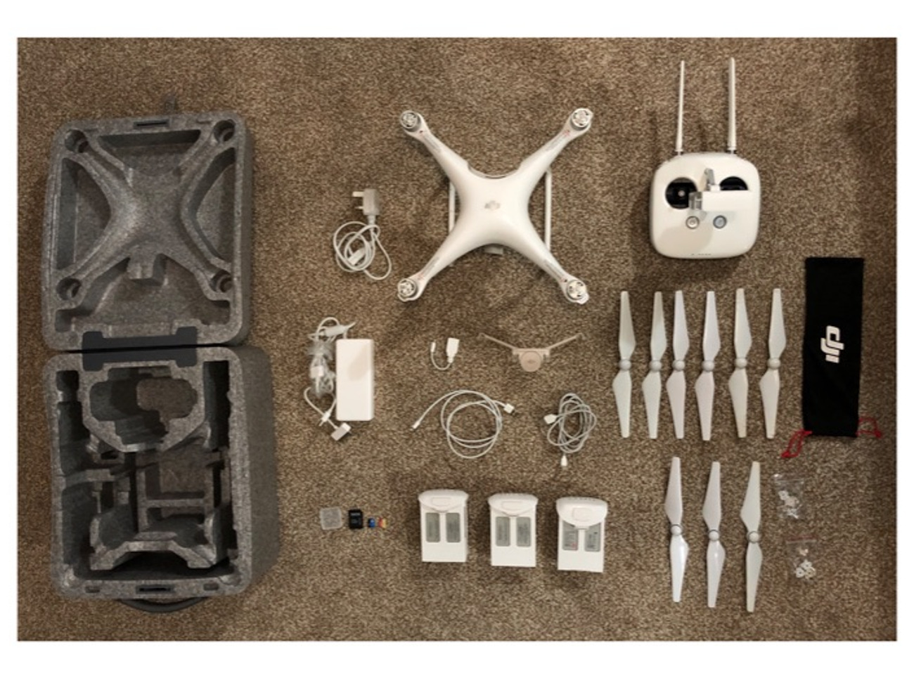 Dji phantom 4 drone + 3 batteries and memory cards
