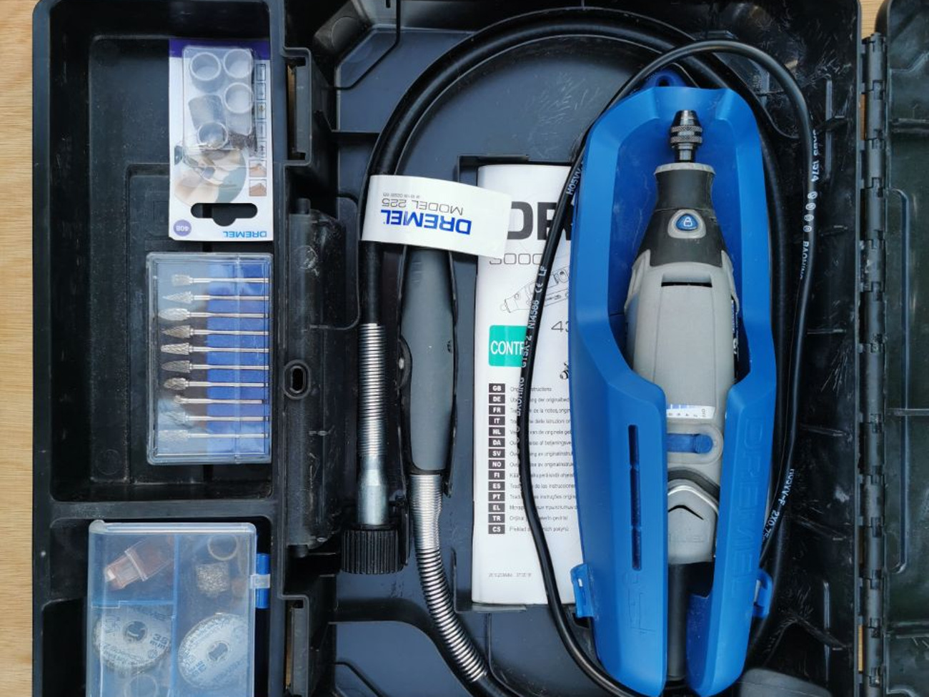 Dremel 3000 electric multitool with flexible attachment