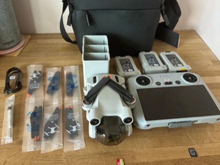 Drone - dji mini 3 pro + 3x batteries (eastleigh) dji mavic