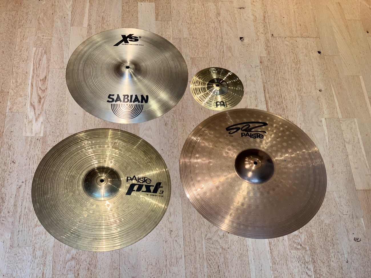 Drum cymbals set