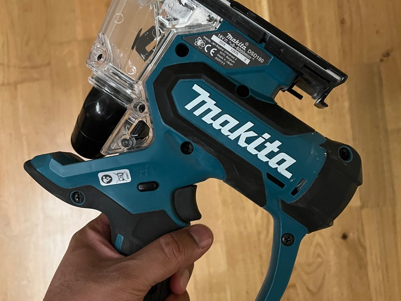 Drywall cut out tool dustless