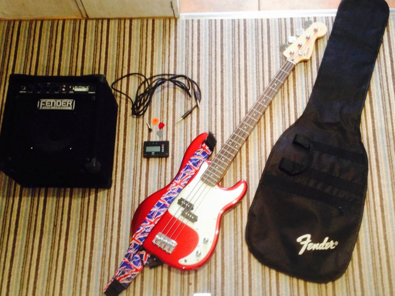 Electric bass guitar: fender squier w/amp