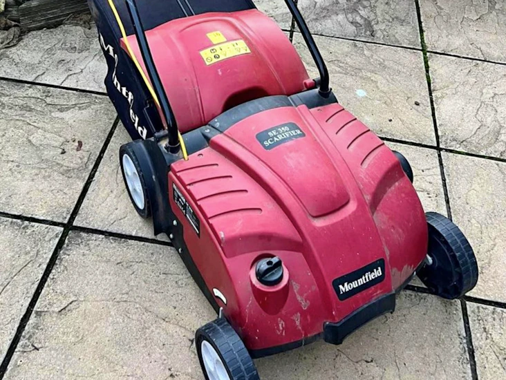 Electric lawn scarifier