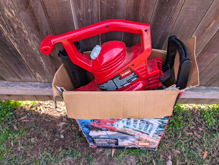 Electric leaf blower + leaf shredder + leaf vacuum