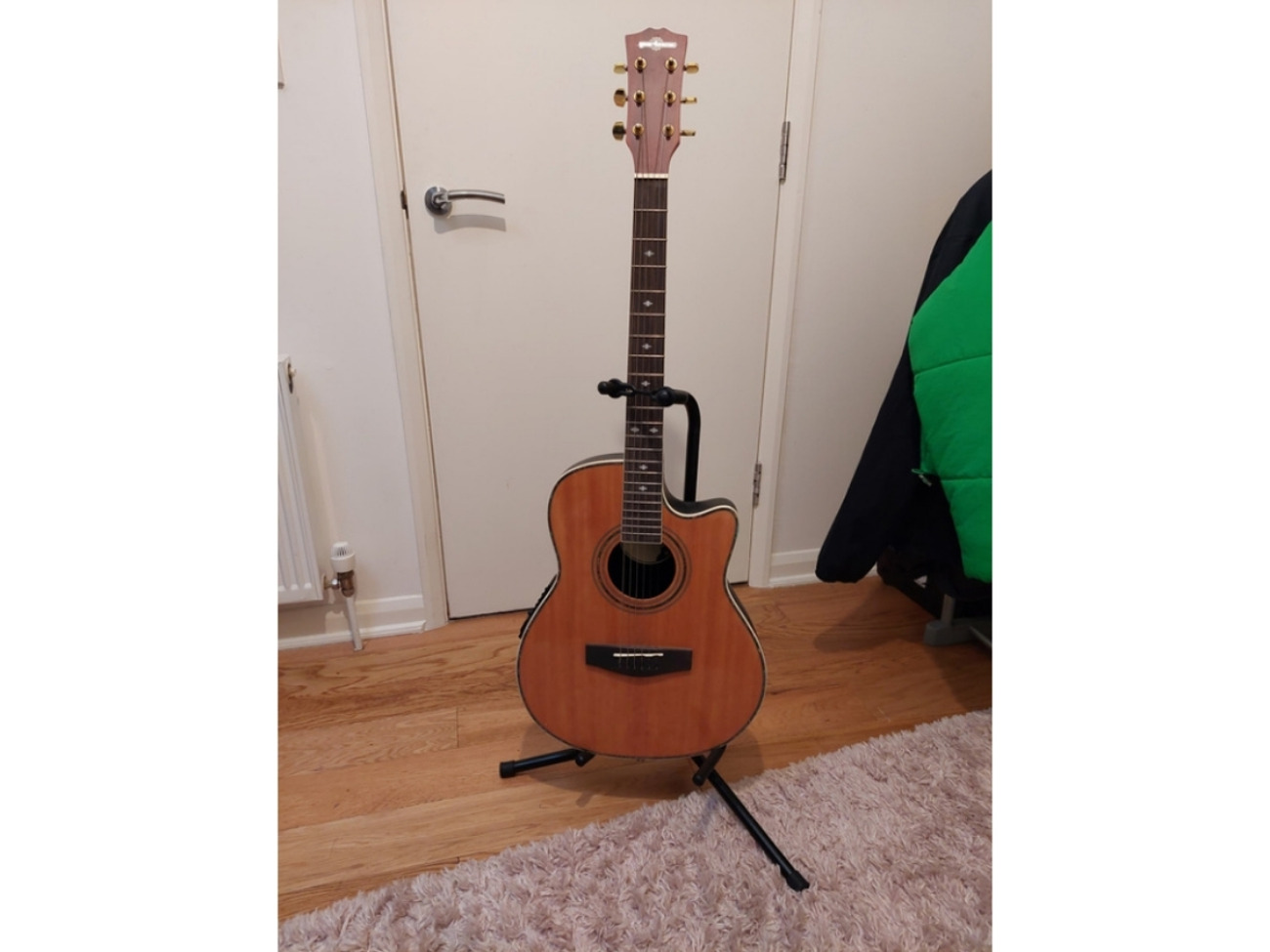 Electro acoustic guitar 