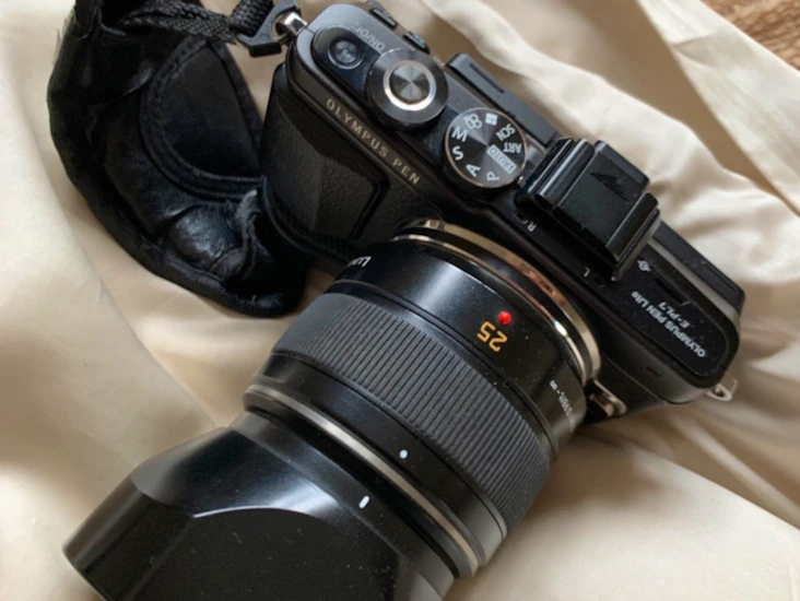 Epl-7 caméra with panasonic / leica summilux dg f/1.4 portrait 50mm lens